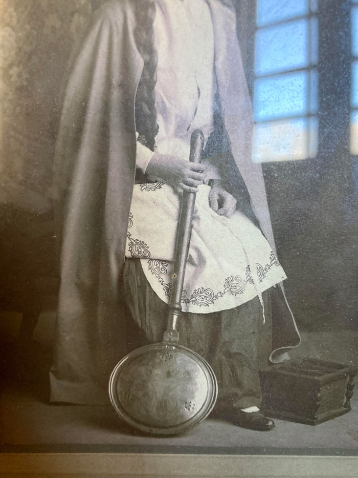 ¿Qué es este instrumento o herramienta que muestra esta mujer?