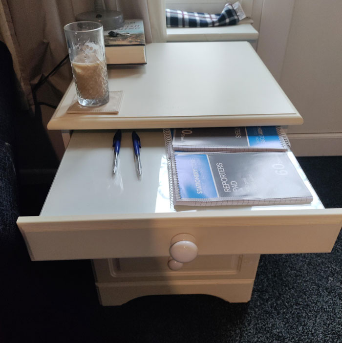 ¿Cuál es la finalidad de este cajón tan fino y cubierto de cristal?