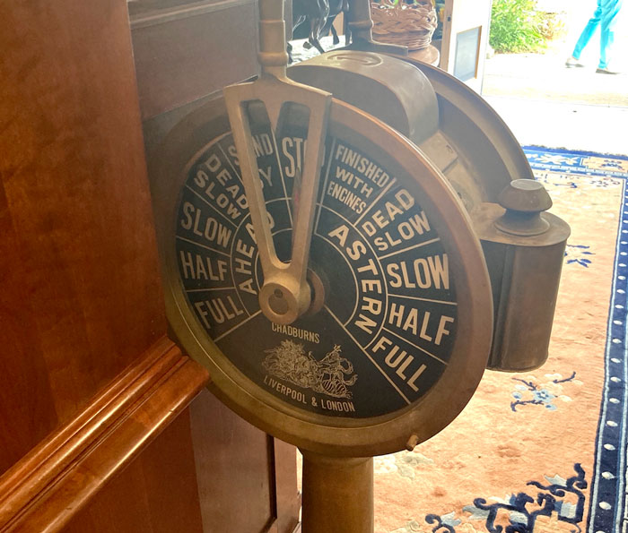 ¿Qué es esta cosa? Cosa circular en un poste en un lugar antiguo