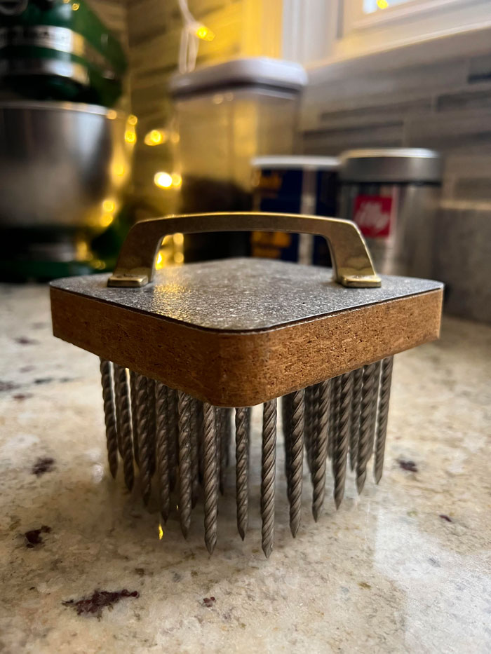 Vino en una caja de suministros de fabricación de caramelos que tengo de Craigslist. Mide unos 10 cm de ancho y tiene alrededor de 60 tornillos de rosca incrustados en ella. Vino con un montón de diferentes herramientas semi-profesionales de azúcar/caramelo y esto me tiene perplejo