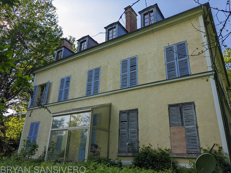 I Photographed Inside An Abandoned Artist&rsquo;s House In The Countryside Of France With Everything Left Behind (22 Pics)