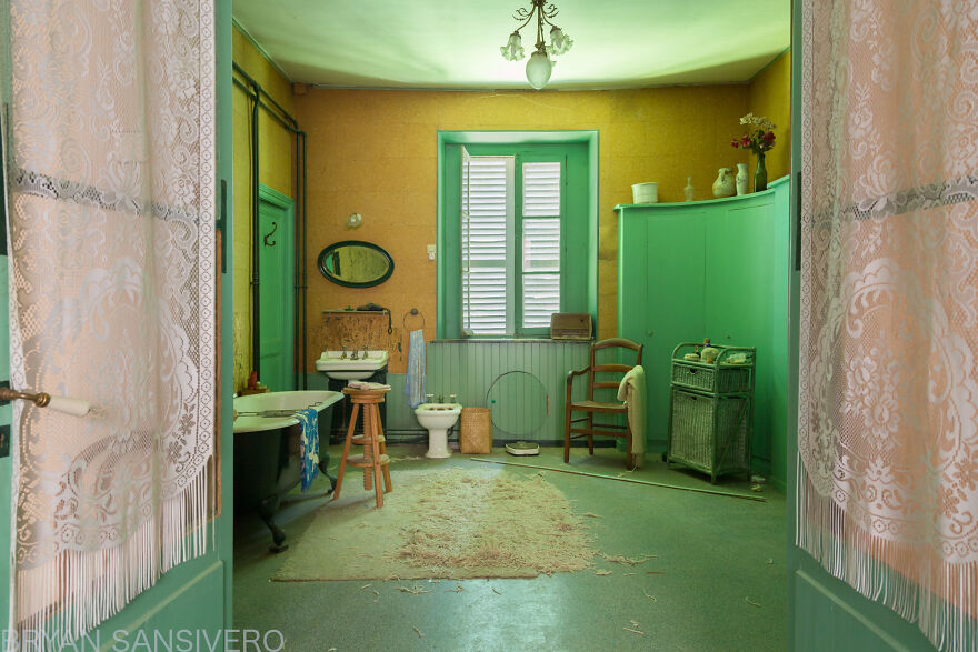 I Photographed Inside An Abandoned Artist&rsquo;s House In The Countryside Of France With Everything Left Behind (22 Pics)