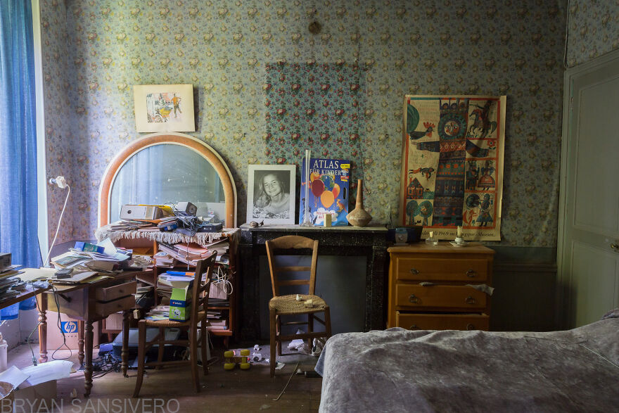 I Photographed Inside An Abandoned Artist&rsquo;s House In The Countryside Of France With Everything Left Behind (22 Pics)