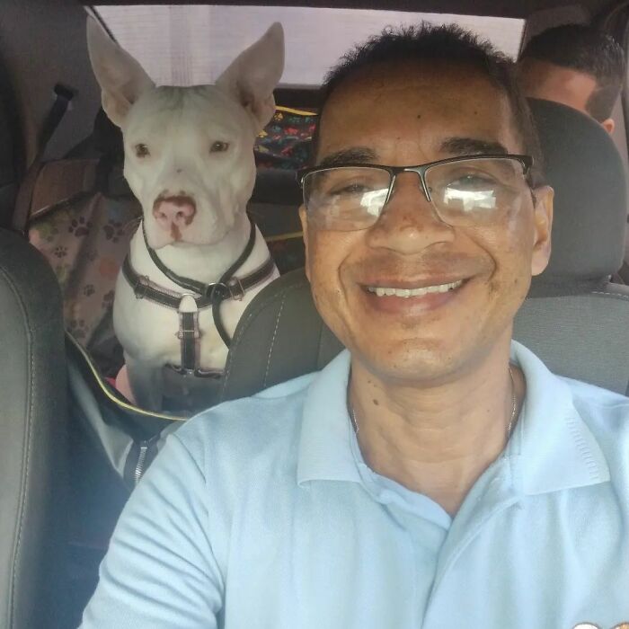 40 Selfies This Guy Has Taken With The Passengers Of His “Pet Taxi” Business