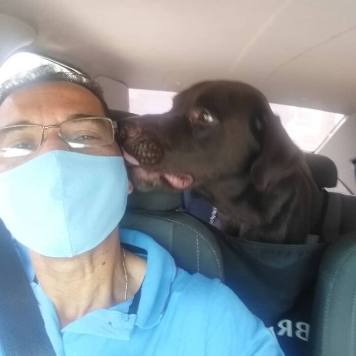 40 Selfies This Guy Has Taken With The Passengers Of His “Pet Taxi” Business