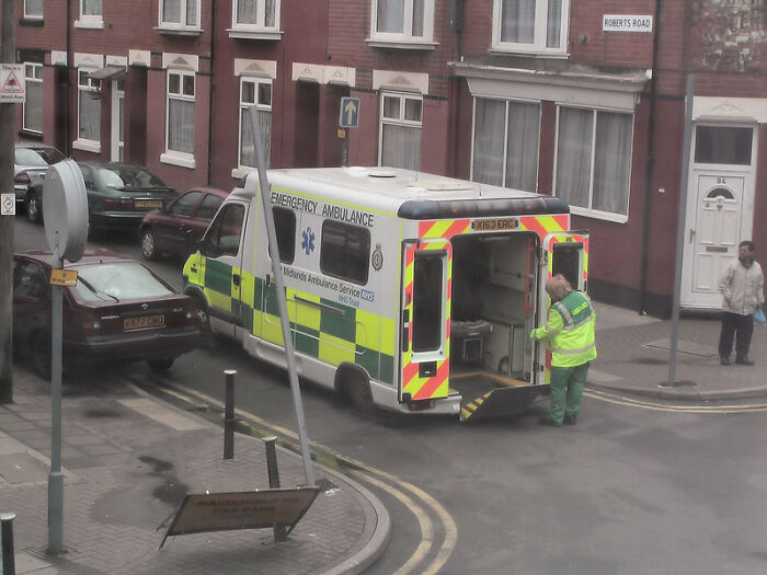 Pedirles a los paramédicos que se quitaran los zapatos mientras atendían a una persona en situación de paro cardíaco
