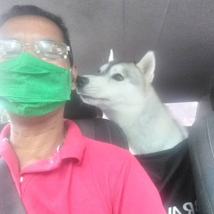 40 Selfies This Guy Has Taken With The Passengers Of His “Pet Taxi” Business
