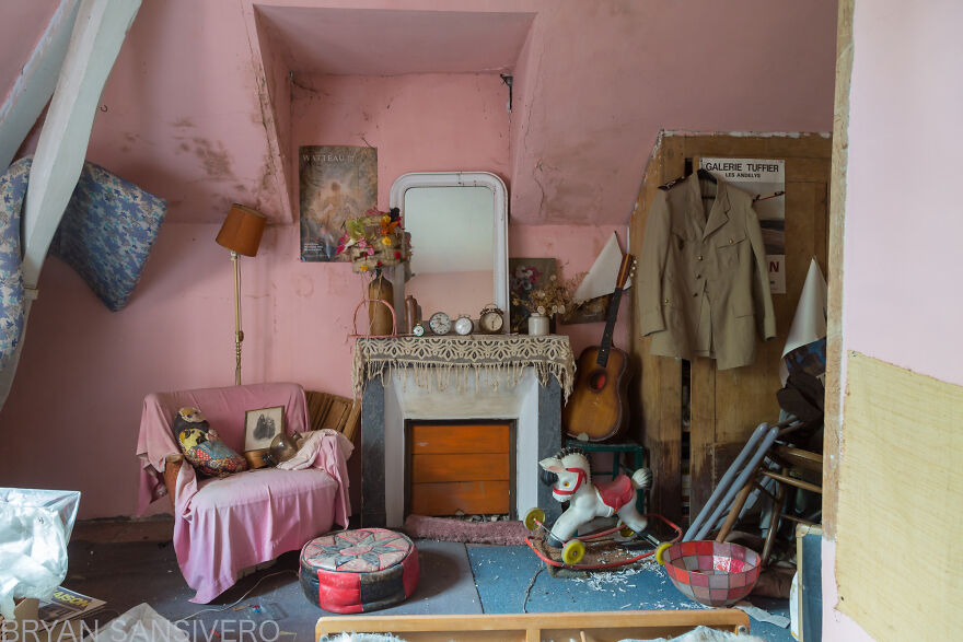 I Photographed Inside An Abandoned Artist&rsquo;s House In The Countryside Of France With Everything Left Behind (22 Pics)