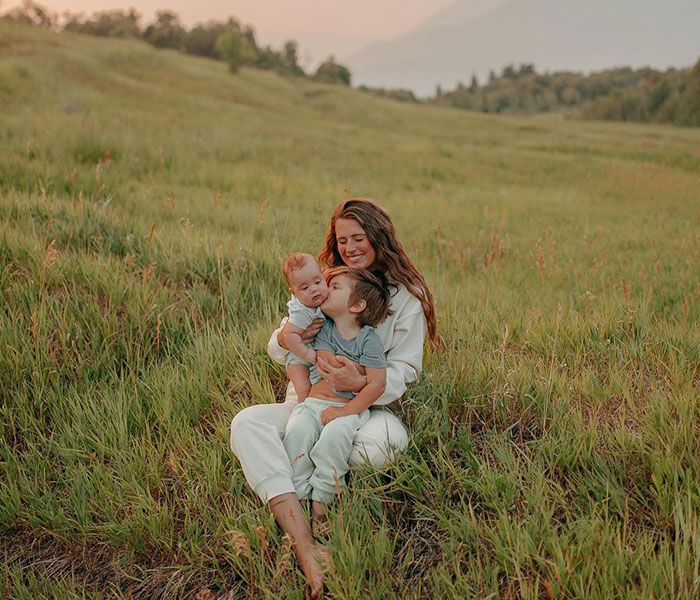 18M People Saw This Video And Loved How These Strangers Jumped In To Help Their New Neighbors After They Bought A Way-Too-Tiny Lawn Mower 18M People Saw This Video And Loved How These Strangers Jumped In To Help Their New Neighbors After They Bought A Way-Too-Tiny Lawn Mower