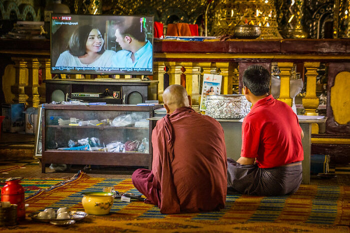 30 Folks Who Dated Or Hung Out With Big Celebrities Exposed What It Was Like, As Shared In This Online Group