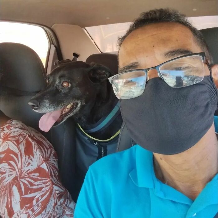 40 Selfies This Guy Has Taken With The Passengers Of His “Pet Taxi” Business