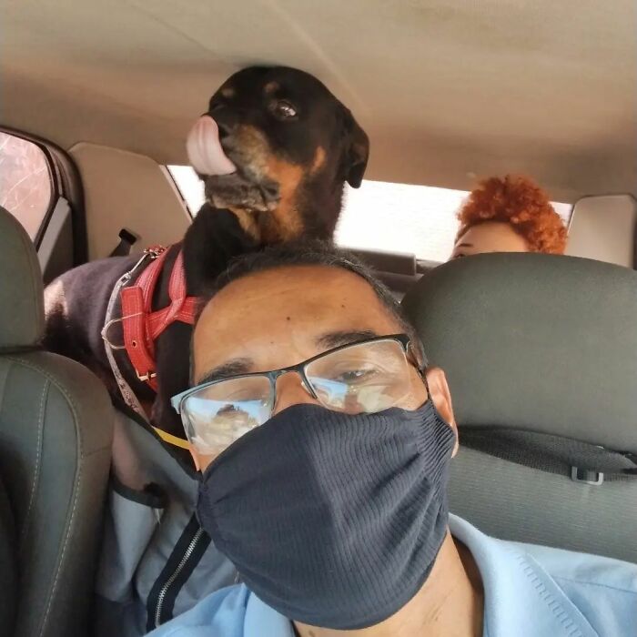 40 Selfies This Guy Has Taken With The Passengers Of His “Pet Taxi” Business