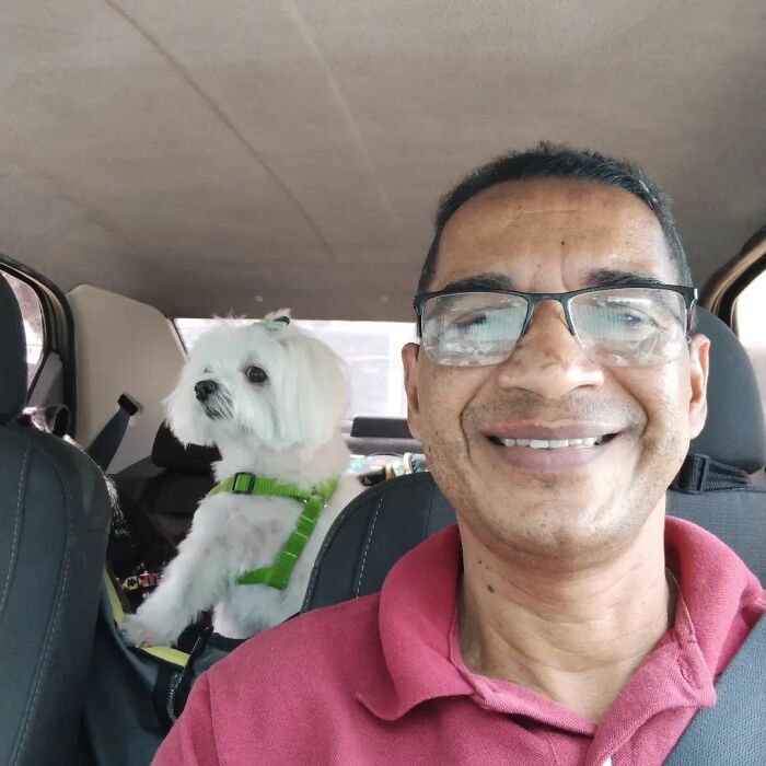 40 Selfies This Guy Has Taken With The Passengers Of His “Pet Taxi” Business