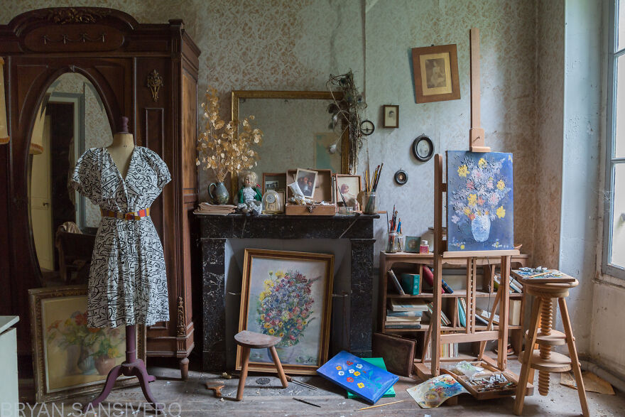 I Photographed Inside An Abandoned Artist&rsquo;s House In The Countryside Of France With Everything Left Behind (22 Pics)