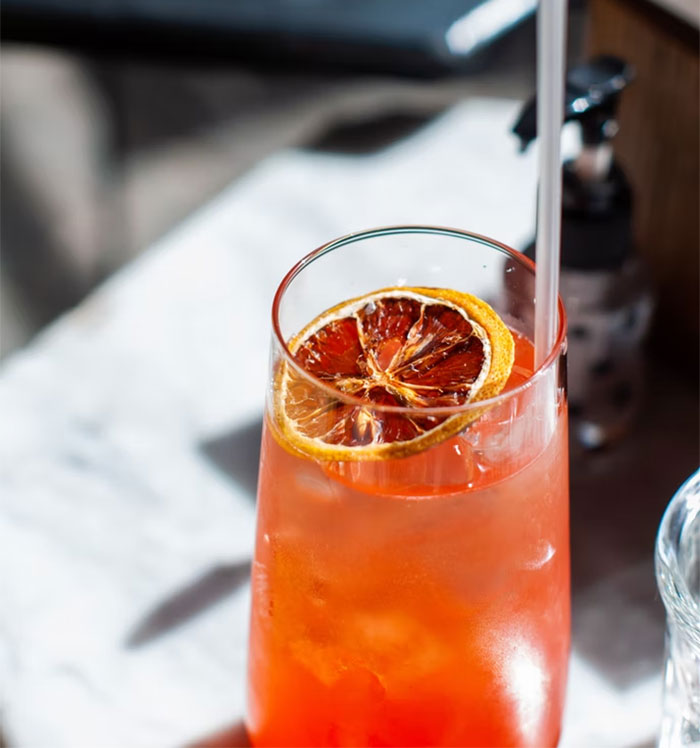 Woman Is Worried Her Drink Might Get Spiked On The First Date, Guy Surprises Her With A Thoughtful Gesture To Make Her Feel Safe With Him Woman Is Worried Her Drink Might Get Spiked On The First Date, Guy Surprises Her With A Thoughtful Gesture To Make Her Feel Safe With Him