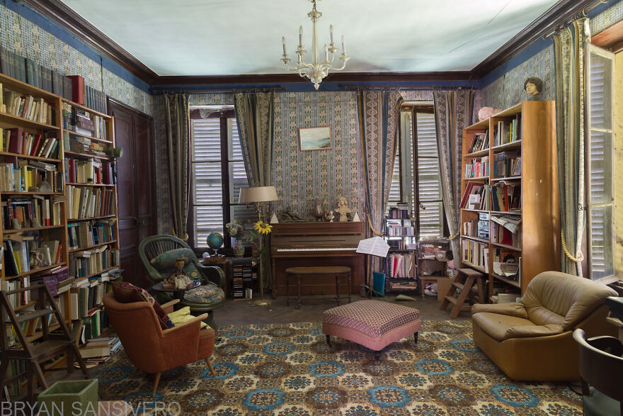 I Photographed Inside An Abandoned Artist&rsquo;s House In The Countryside Of France With Everything Left Behind (22 Pics)