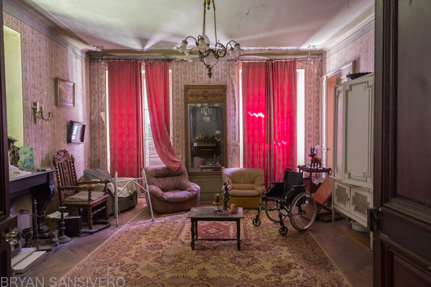 I Photographed Inside An Abandoned Artist&rsquo;s House In The Countryside Of France With Everything Left Behind (22 Pics)