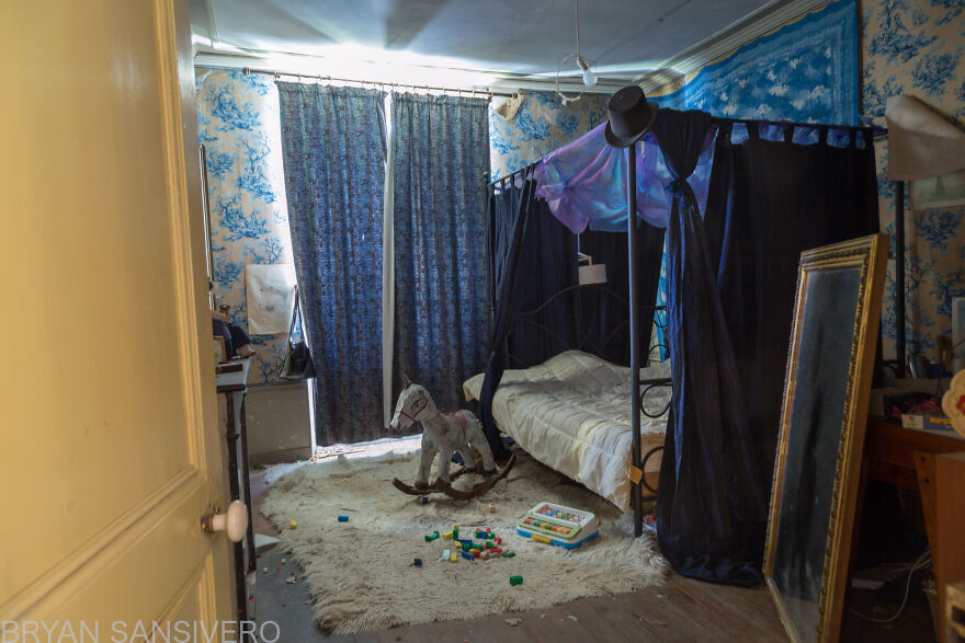I Photographed Inside An Abandoned Artist&rsquo;s House In The Countryside Of France With Everything Left Behind (22 Pics)