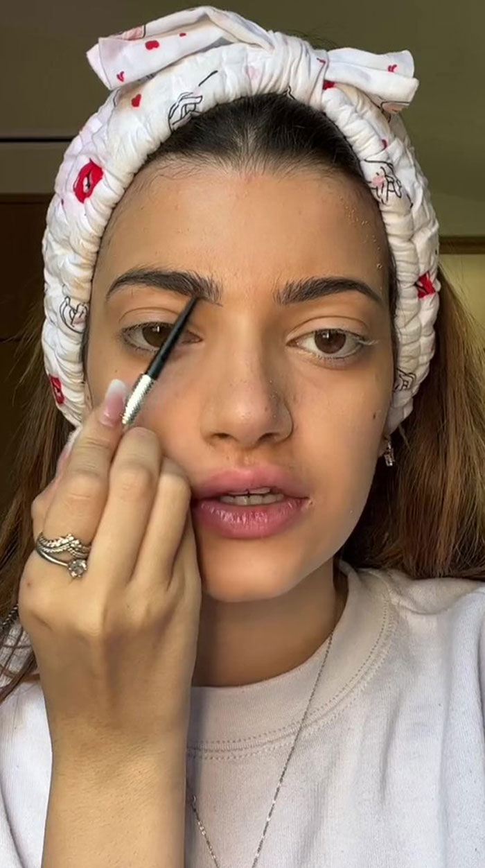 "Makeup Should Be Illegal": TikToker That People Call Mr. Bean's 'Daughter' Embraces 'Catfish' Claims By Posting Makeup Transformations