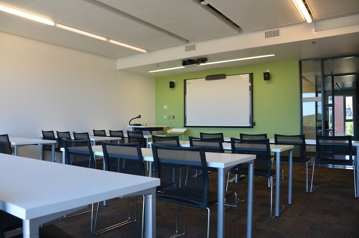 30 Bizarre Situations Women Found Themselves In Because Of Their “Baby Faces”, As Shared In This Online Community