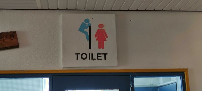 Este letrero en el baño para niños