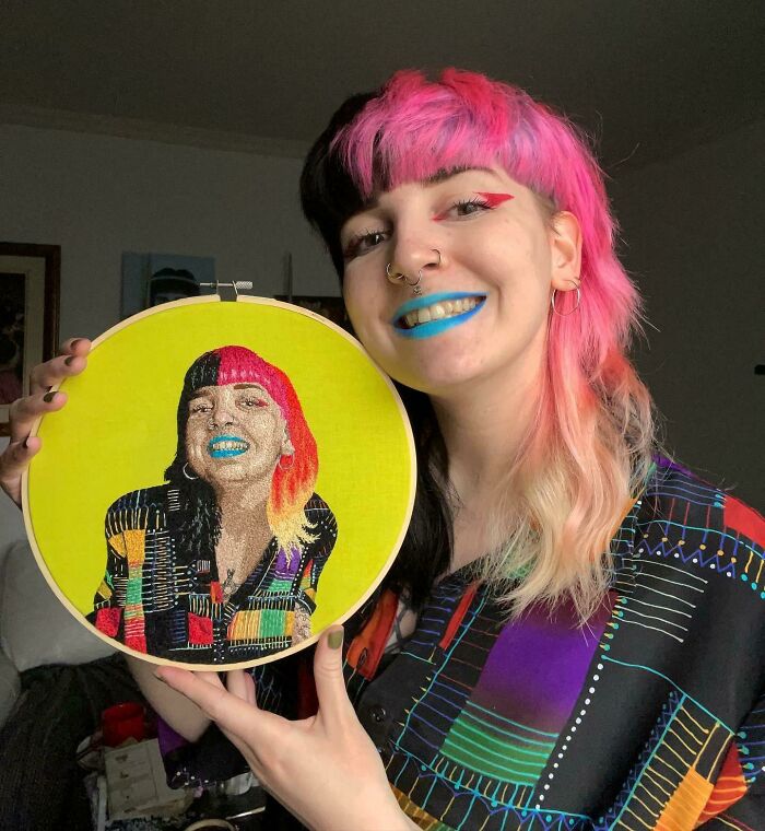 Autorretrato bordado a mano