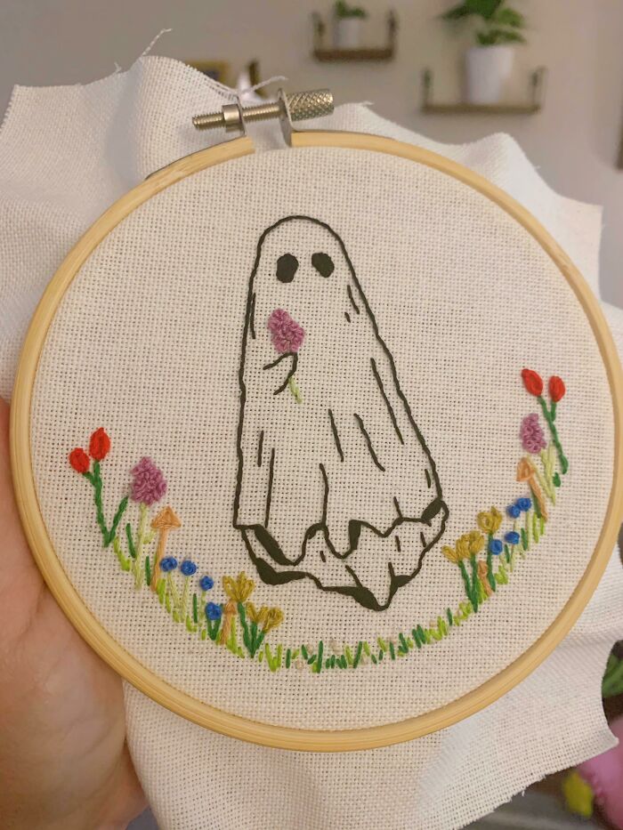 El primer diseño que he hecho para un bordado. No es perfecto, pero es mi obra de arte favorita entre las que poseo