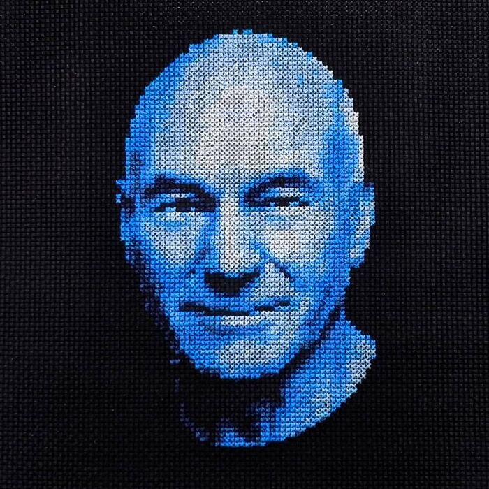 Patrick Stewart recibió el retrato que hice de él y me respondió con una nota de agradecimiento. Ya regreso, tengo que irme para derretirme de alegría