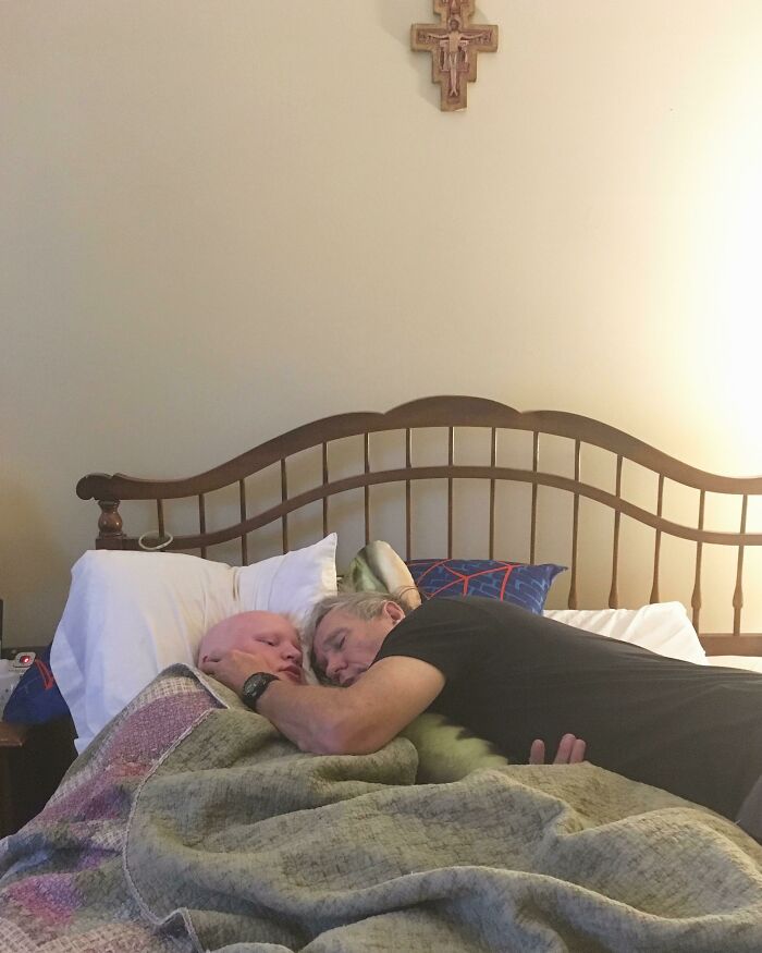 Mi papá se quedó dormido después de cuidar a mi hermano enfermo toda la noche