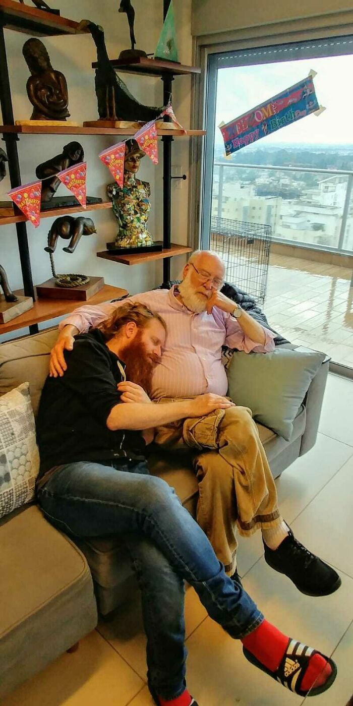 Fuimos a casa para las festividades y mi cumpleaños; mi papá y yo nos quedamos dormidos. Me gusta mucho esta foto que mi tío tomó de nosotros