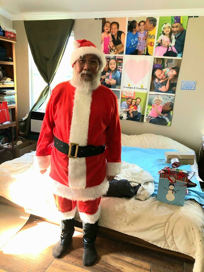 Mi sobrina (6 años) adora a Santa Claus. Mi papá (76 años) adora a mi sobrina. Papá lleva dejándose la barba desde mayo