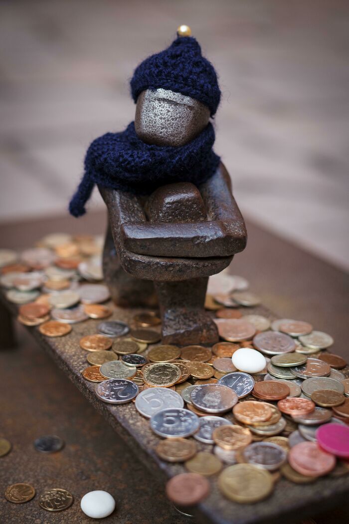 Järnpojke, un niño mirando a la Luna, es el monumento público más pequeño de Estocolmo, midiendo tan solo 15 centímetros. Fue creado por Liss Eriksson