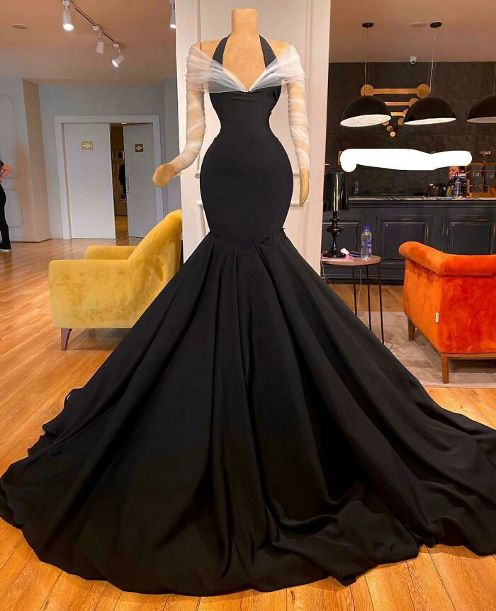 They Photoshopped The Mannequin