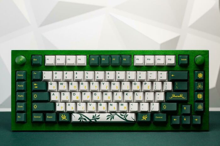 I Made A Keyboard Case From Solid Maple And Dyed It Green. Do You Like This Aesthetic?