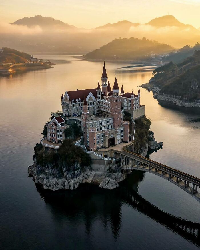 Castle: Check. Moat: Check. Stunning? Check