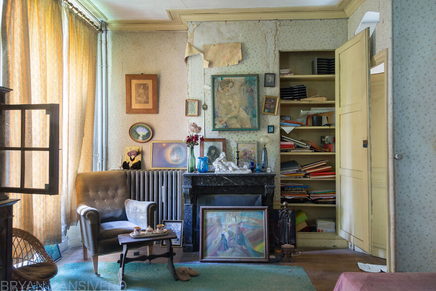 I Photographed Inside An Abandoned Artist&rsquo;s House In The Countryside Of France With Everything Left Behind (22 Pics)