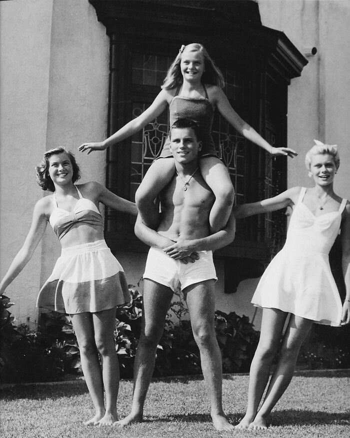 Grace Kelly (Far Left) Posing With Her Siblings John, Margaret (Far Right), And Elizabeth At Their Summer Home In Ocean City, New Jersey, 1948