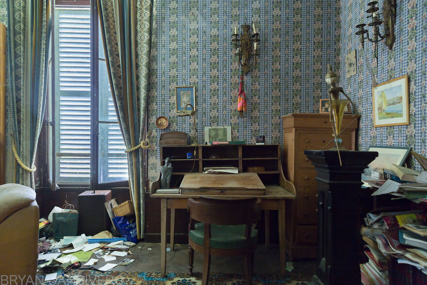 I Photographed Inside An Abandoned Artist&rsquo;s House In The Countryside Of France With Everything Left Behind (22 Pics)