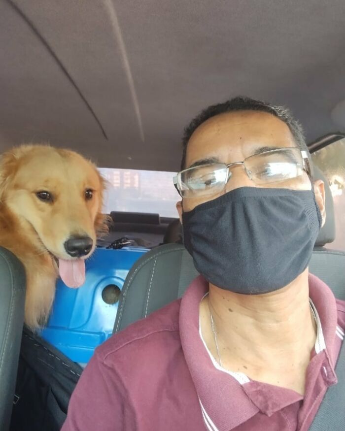 40 Selfies This Guy Has Taken With The Passengers Of His “Pet Taxi” Business