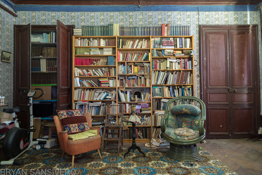 I Photographed Inside An Abandoned Artist&rsquo;s House In The Countryside Of France With Everything Left Behind (22 Pics)