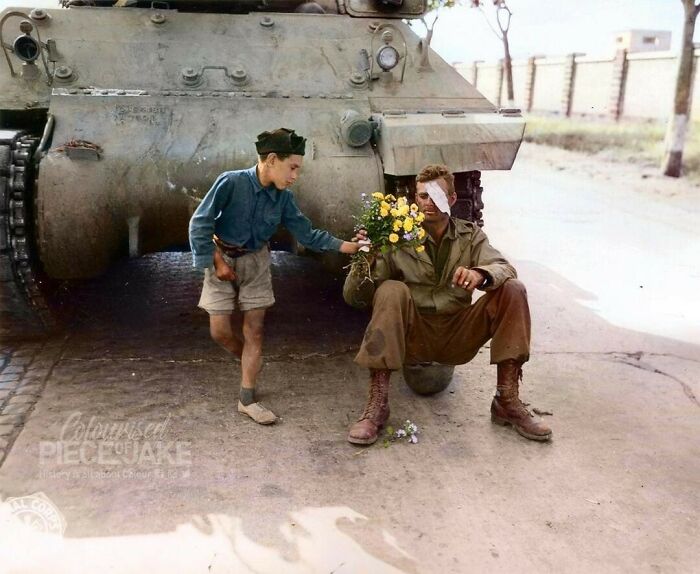 Un niño italiano dando flores a un soldado estadounidense cuyo tanque se detuvo en las afueras de Roma, Italia, en junio de 1944