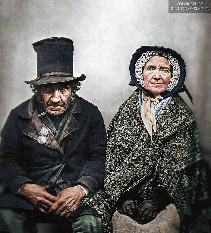 Veterano británico de las guerras napoleónicas y su esposa sentados para una fotografía en la década de 1860. Este veterano sirvió en la Guerra Peninsular que tuvo lugar de 1807 a 1814 y vio a la España borbónica ayudada por Gran Bretaña contra el Primer Imperio Francés por el control de la Península Ibérica