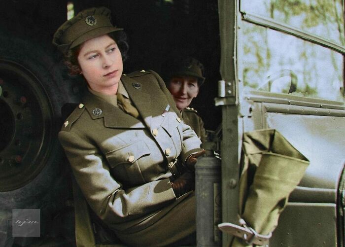 Futura Reina Isabel II del Reino Unido fotografiada a los 19 años en 1945 sirviendo como conductora de ambulancia para el Servicio Territorial Auxiliar durante la Segunda Guerra Mundial