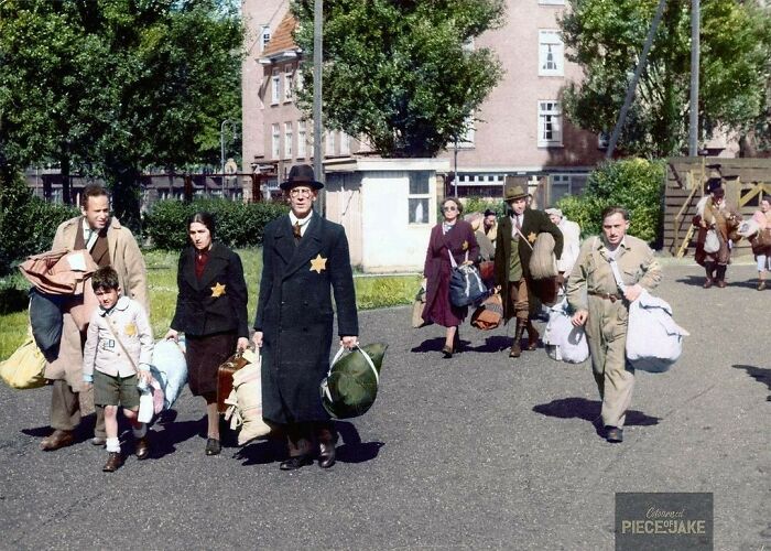 Familias judías de Ámsterdam (Países Bajos) obligadas a abandonar sus hogares en mayo/junio de 1943 y reunirse para ser deportadas a los campos de concentración