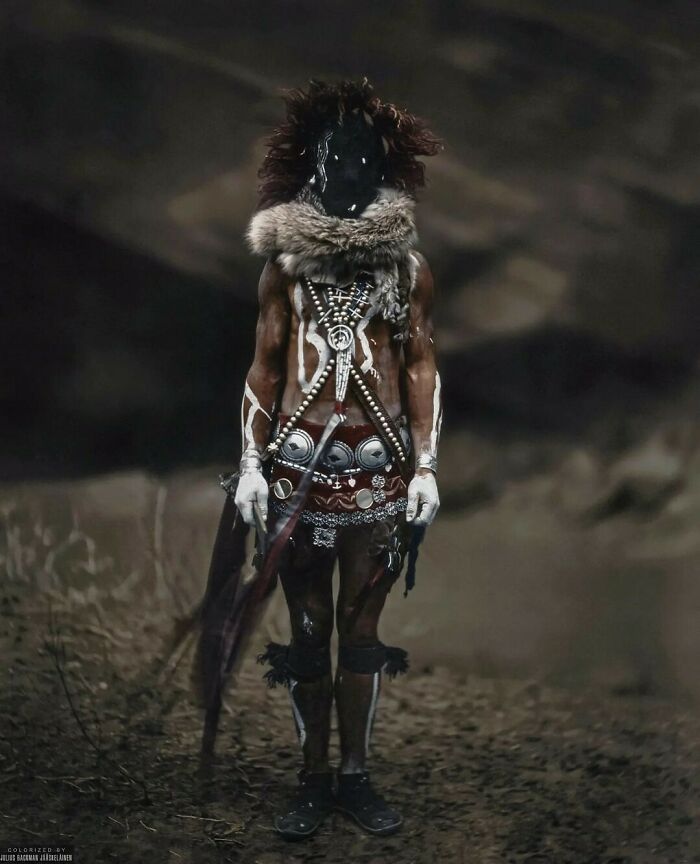 Un navajo fotografiado en 1904 vestido como Nayenezgáni, un héroe mítico de la mitología navaja que, junto con su hermano Tobadzischini, libró al mundo de los Anaye (monstruos de la mitología navaja)