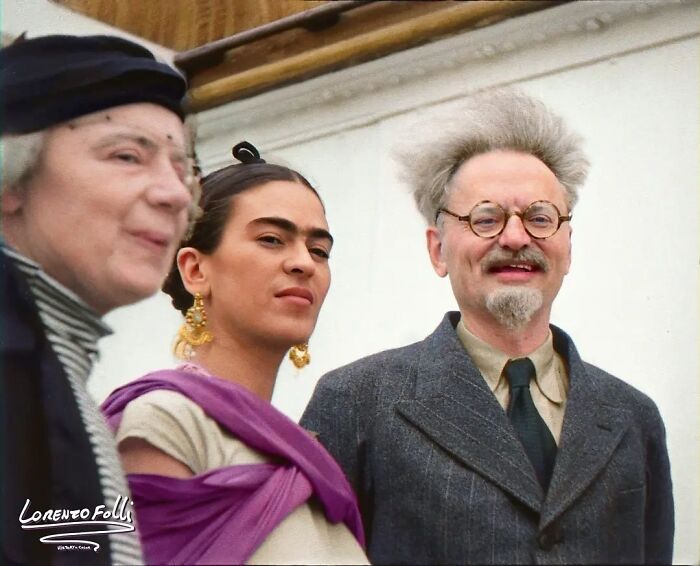 El revolucionario ruso León Trotsky (derecha), la artista mexicana Frida Kahlo (centro) y la revolucionaria y esposa de Trotsky Natalia Sedova, fotografiados juntos en México en 1937