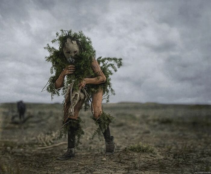 Un hombre navajo fotografiado en 1904 vestido como Tó Neinilii, el dios de la lluvia del pueblo navajo, una deidad dada a divertirse y hacer trucos