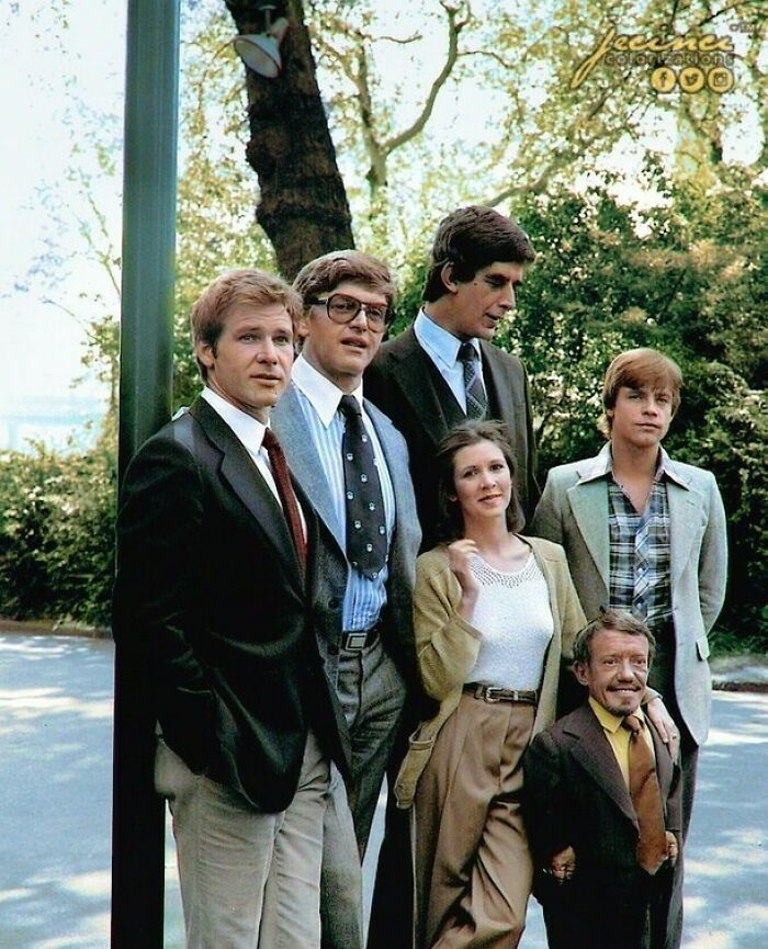 El reparto de La guerra de las galaxias sin disfraz alrededor de 1977. De izquierda a derecha: Harrison Ford (Han Solo), David Prowse (Darth Vader), Peter Mayhew (Chewbacca), Carrie Fisher (Princesa Leia), Kenny Baker (R2-D2) y Mark Hamill (Luke Skywalker)