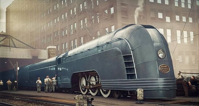Tren Mercury fotografiado en 1936. Mercury era el nombre utilizado por el New York Central Railroad para una familia de trenes de pasajeros de línea diurna que operaban entre ciudades del medio oeste. Los Mercury comenzaron a funcionar en 1936 y duraron hasta 1959