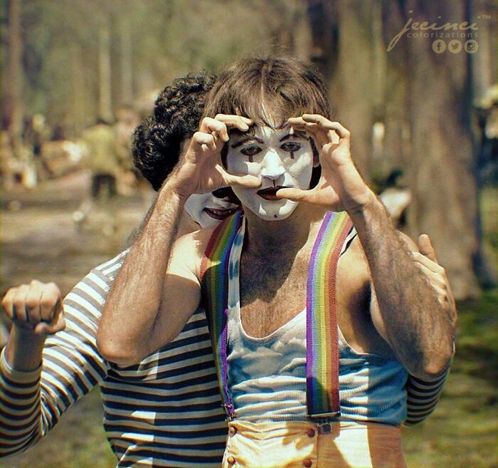 Robin Williams antes de ser famoso, vestido de mimo en Central Park, Nueva York, en 1974